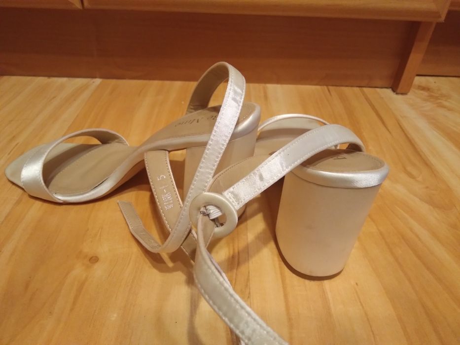 Buty damskie ecru na obcasie