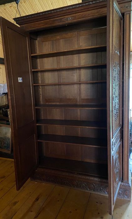 Вишукана шафа з ініціалами