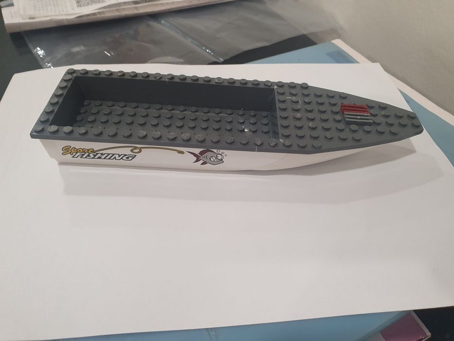 Casco de barco lego sinais de uso