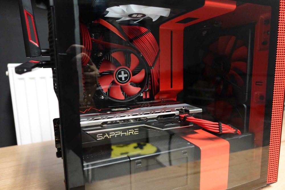 komputer PC  - mała jednostka w idealnym stanie