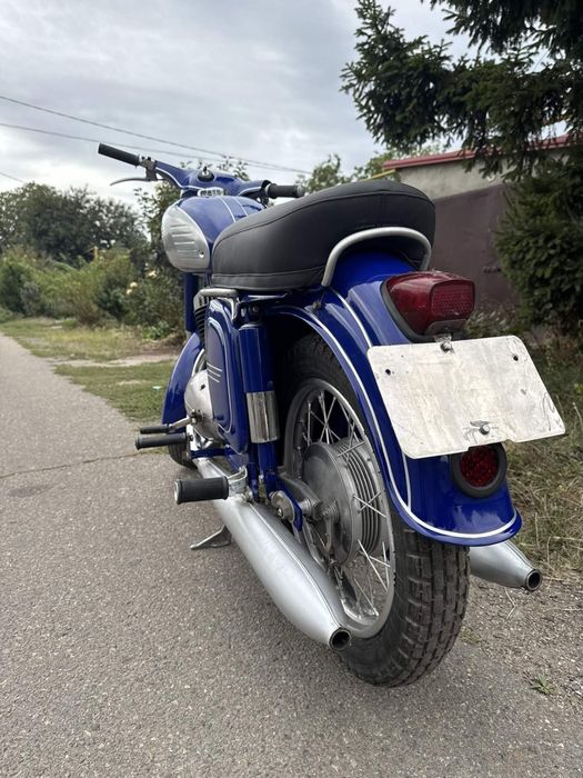 ретро мотоцикл Jawa 250 Ява