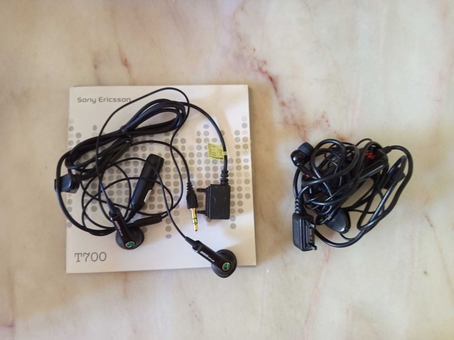 Telemóvel Sony Ericsson T700 com colunas e auriculares.  Novo.