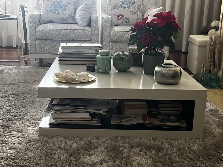 Mesa de centro branca Antarte (madeira maciça lacada)