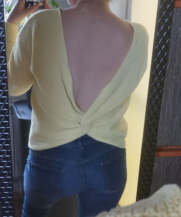 Pastelowy sweterek z odkrytymi plecami