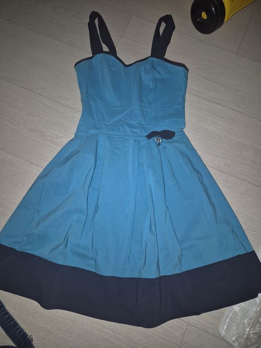 Відам жіночі речі  і посуд