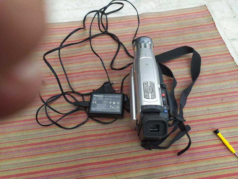 camera de filmar com alguns anos como nova.