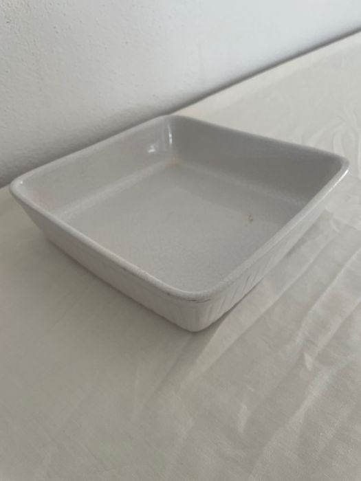 Conjunto de pratos e travessas de servir elegantes e variados