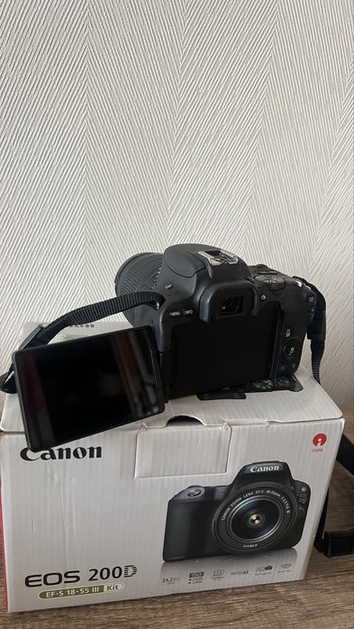 Фотоапарат Canon EOS 200D