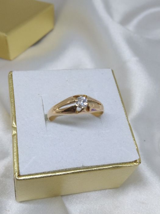 Złoty pierścionek z brylantem, złoto Golden rose próby 500, r. 14