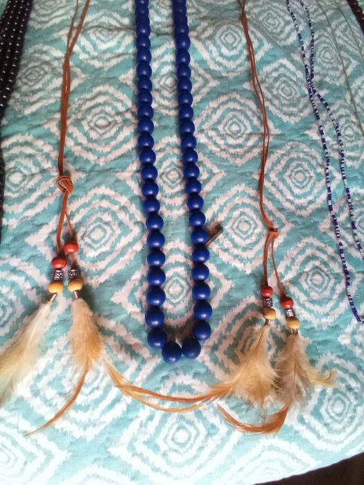 Colar azul de contas grandes