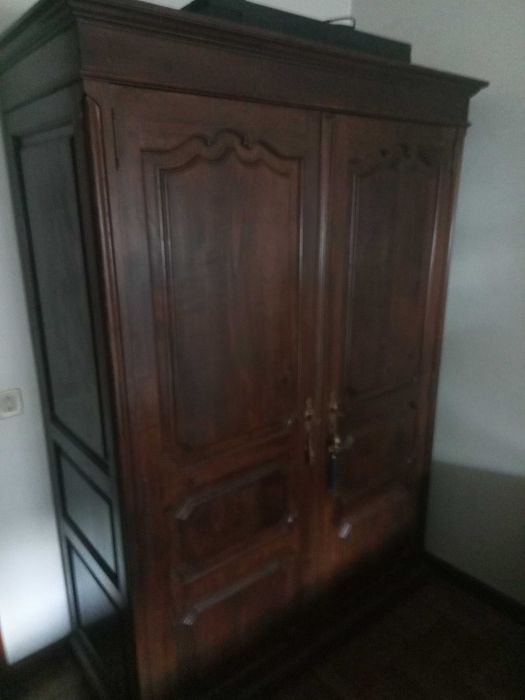 Moveis de quarto em madeira maciça, candeeiros etc..