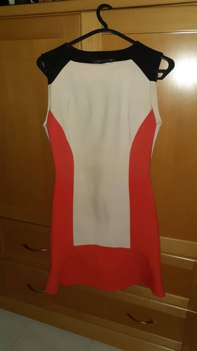 Vestido beje e vermelho de Alças ( Zara )
