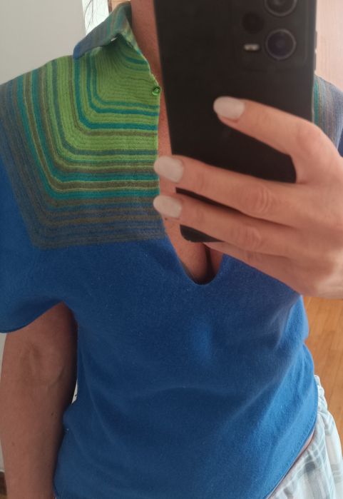 Strong-color wool sweater in navy blue and green, size M.64563904564611122