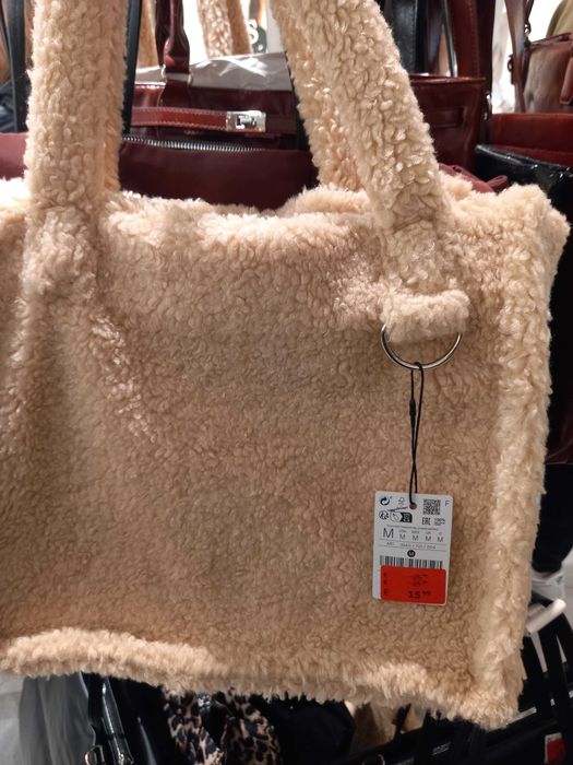 Bolsa bege de pêlo artificial - Stradivarius