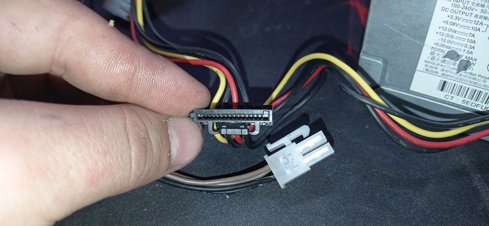 Блок живлення 300w процює