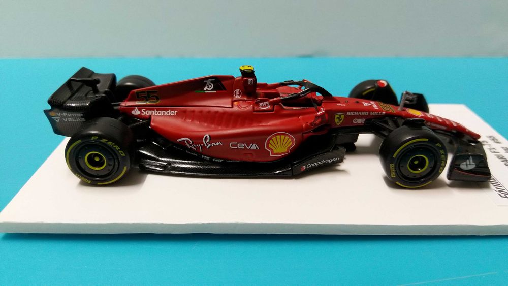 Ferrari F1-75 #55 C. Sainz - Mundial Fórmula 1 2022 - Miniatura Bburago na escala 1/43
