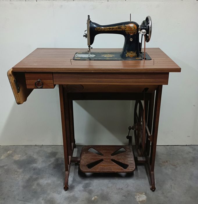Antiga Máquina de costura marca SINGER a funcionar perfeitamente, 
Exe