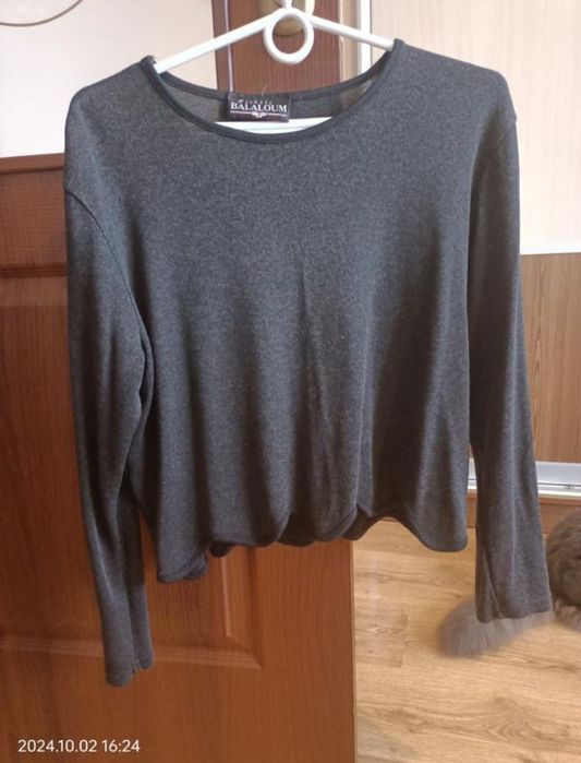 Короткий світер жіночий