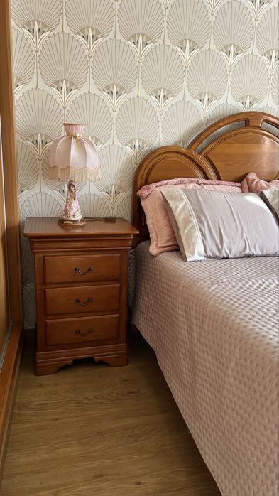 Cama com colchão e mesinhas de cabeceira
