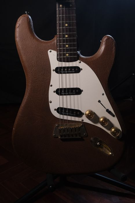 Stratocaster Custom Frankenstein Revestida em Cabedal – Fenix Vintage + 3x Seymour Duncan + Hardcase