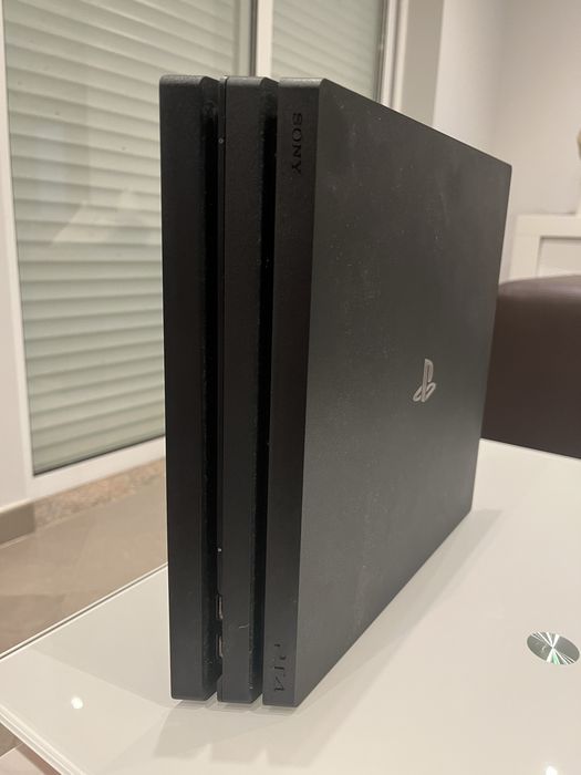 Playstastion 4 pro 1 T.