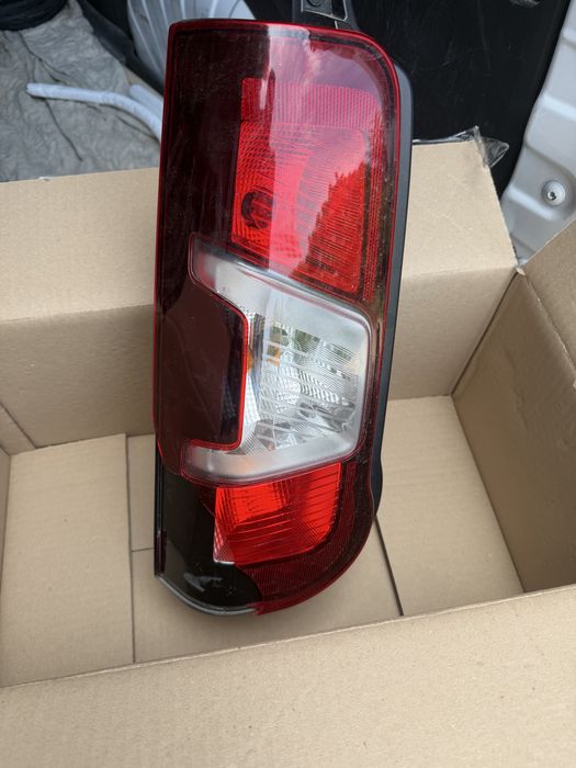Farol traseiro esq peugeut partner 2024