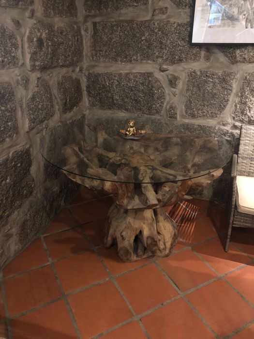 Mesa vidro com pe em tronco