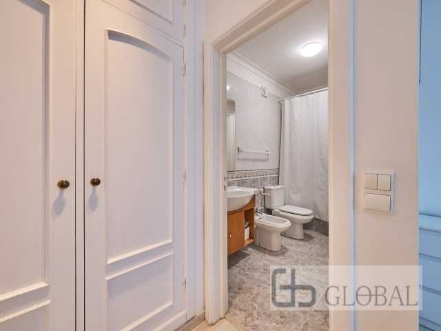 T3 Duplex com Suíte, Varanda e Parqueamento — Excelente Localização