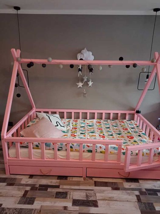 Łóżko  Drewniane Domek z balaskami