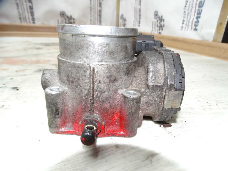 Заслонка дросельна Vw Golf 4 Skoda Tur Jetta Bora 1.8бензин 06A133062C