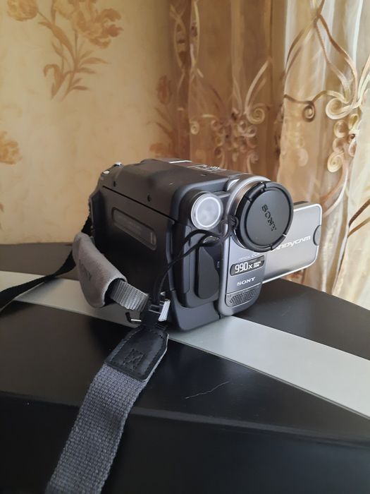 Відеокамера , книжка casio та ретро фотоапарат Minolta