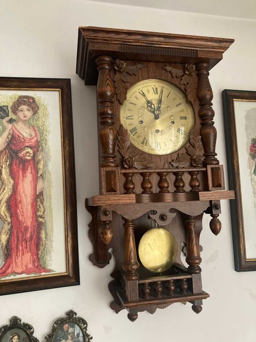 Stylowy zegar ścienny dębowy z wahadłem – rzeźbiony, sprawny