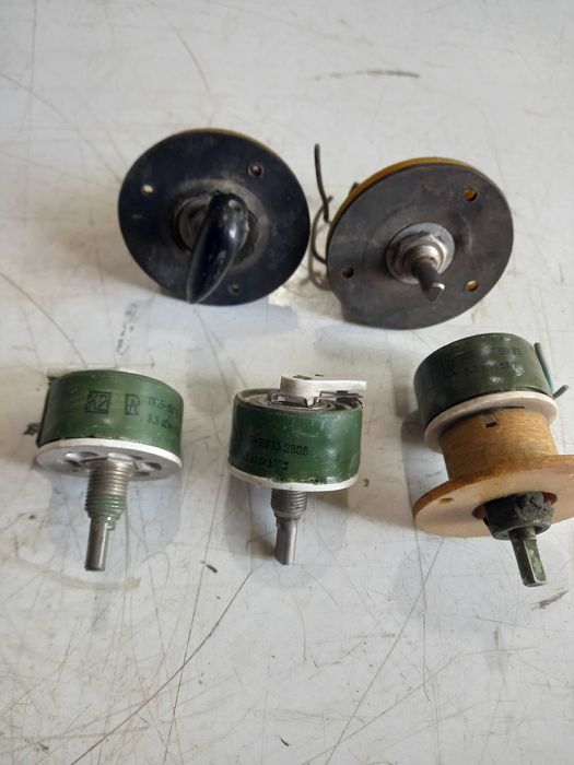 Переменные резисторы ППБ-15Г 3.3кОм.   10кОм.