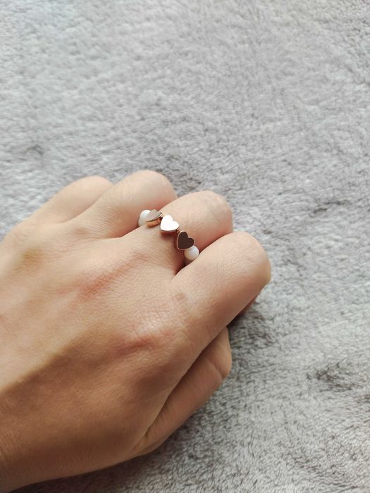 Pierścionek na elastycznej gumce z serduszkami z hematytu