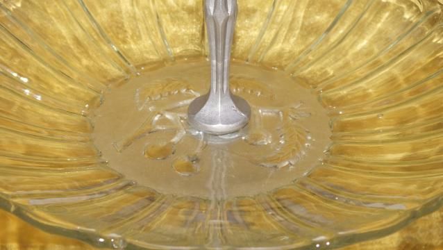 Piękna szklana patera na owoce z aluminiową podstawą