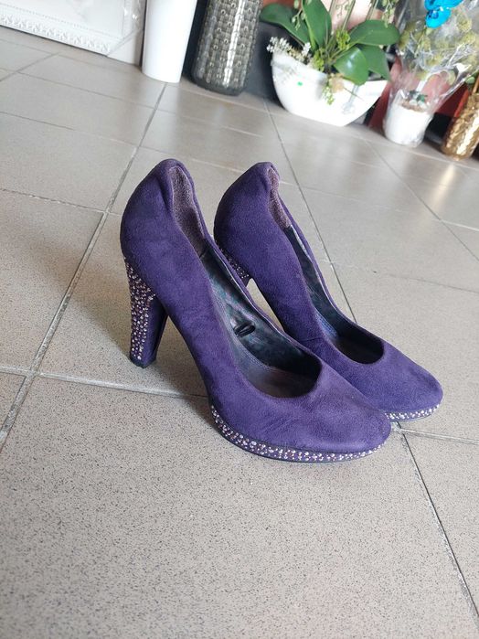 Buty na obcasie - sandałki beżowe, obcasy brązowe i fioletowe