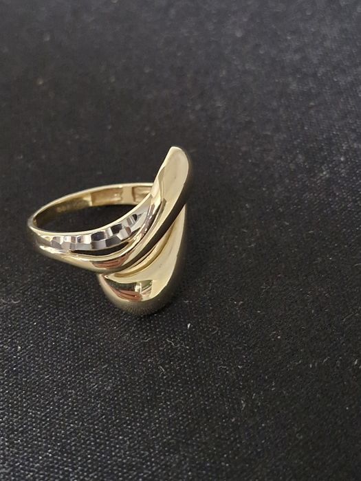 Elegancki pierścionek próby 585 i wadze 2.48gram