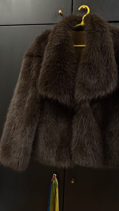 Шубка коричнева розмір s, бюст 86-90, талія 66-70, висота 165-170 см.