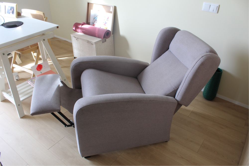 Poltrona sala cinza claro - Reclinável