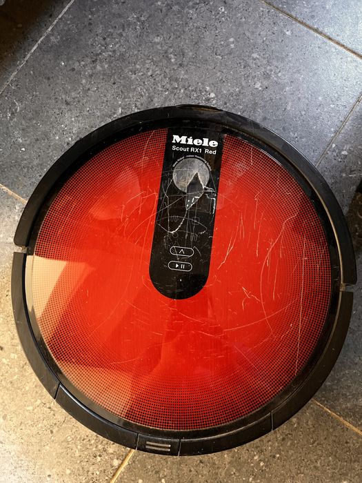 Robot sprzatajacy miele