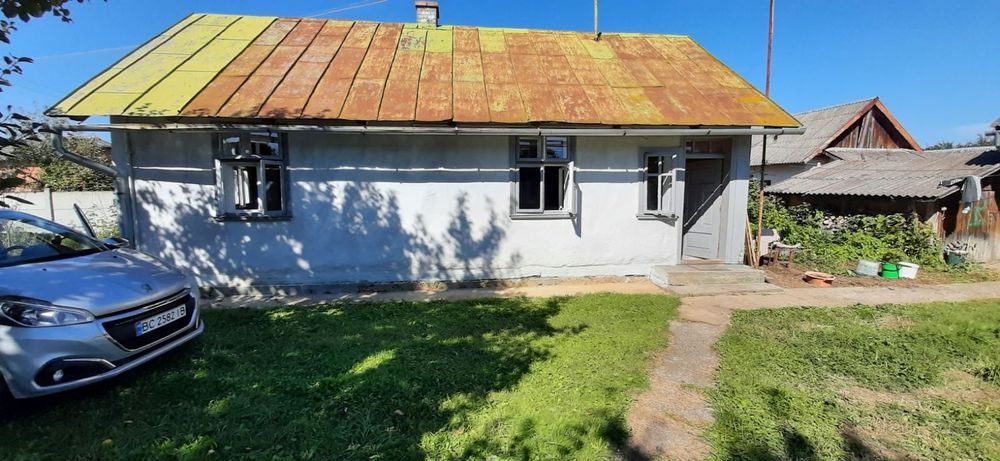 Продається будинок в центрі с. Завадів