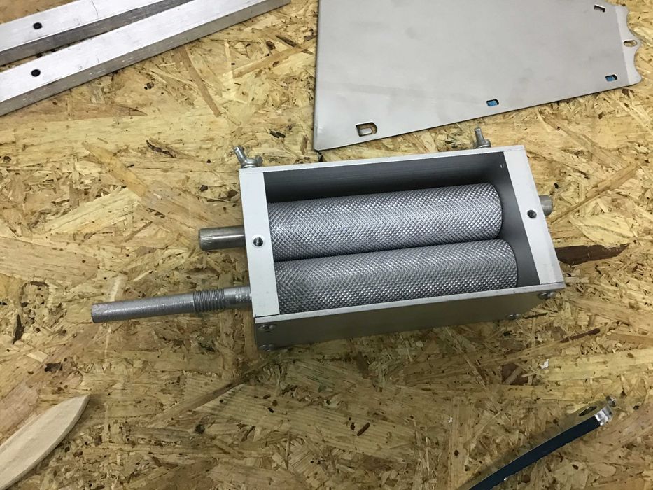 RECZNY młynek do zboża obsługa ręczna i elektryczna pojemność 4L