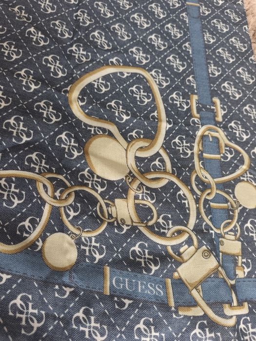 Lenço de senhora Guess novo.
