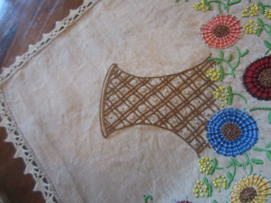 Bela  Toalha Linho do Tear Bordada Manualmente