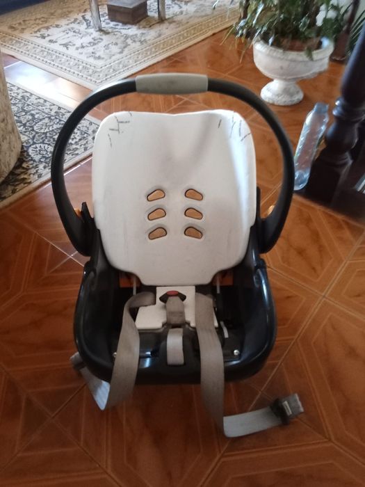 Ovo e fixador para carro Chicco em muito bom estado