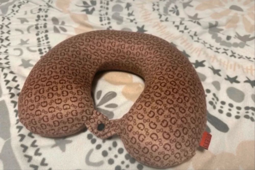 Zagłówek podróżny Poduszka podróżna Guess Znaki jak Dolce Gabbana