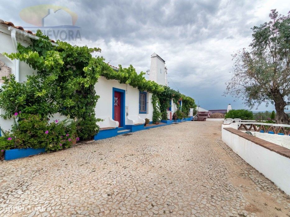 Quinta com 16 ha, com 4 Moradias Unifamiliares, piscina e várias ár...