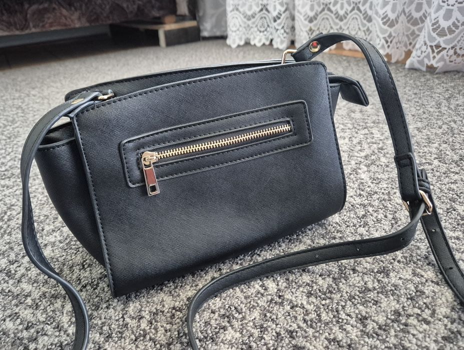 Mała elegancka czarna torebka