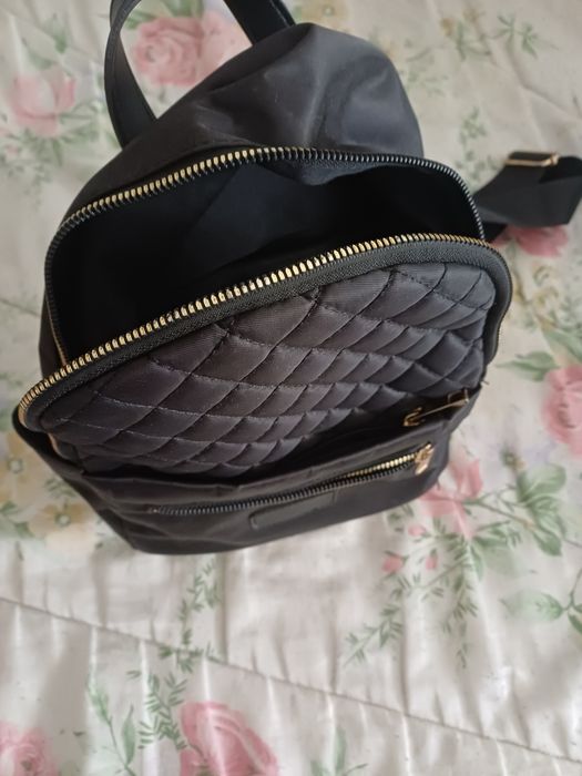 Mochila preta pequena