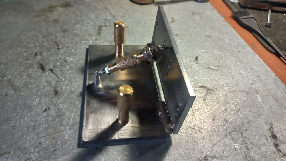 Пристрій для виготовлення спусків для ножів.